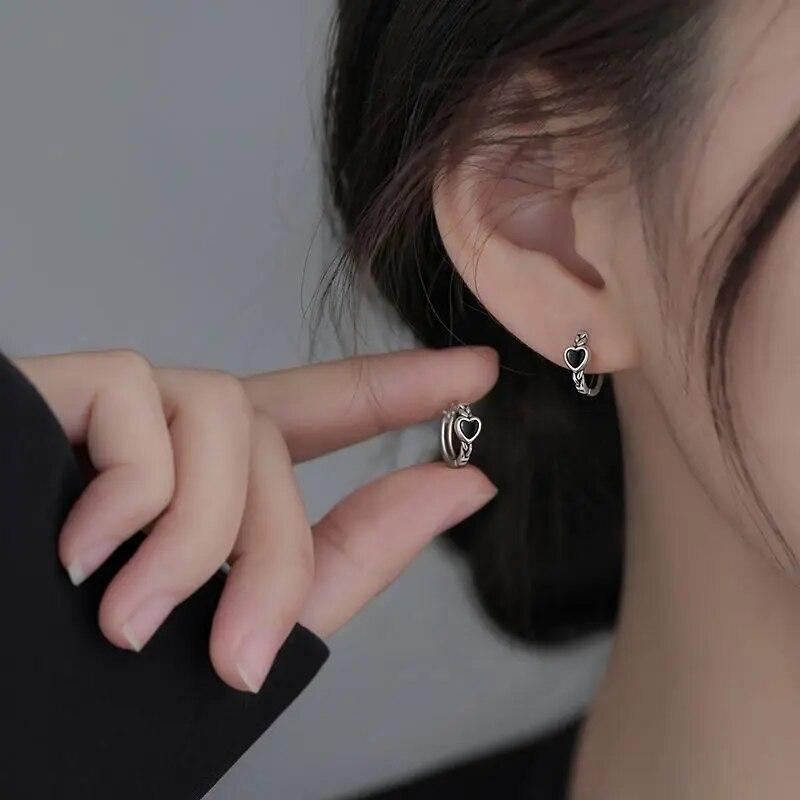 Серьги-кольца с черным сердцем, темперамент, простая инкрустация для женщин, ювелирные аксессуары
Серьги-кольца с черным сердцем, темперамент, простая инкрустация для женщин, ювелирные аксессуары