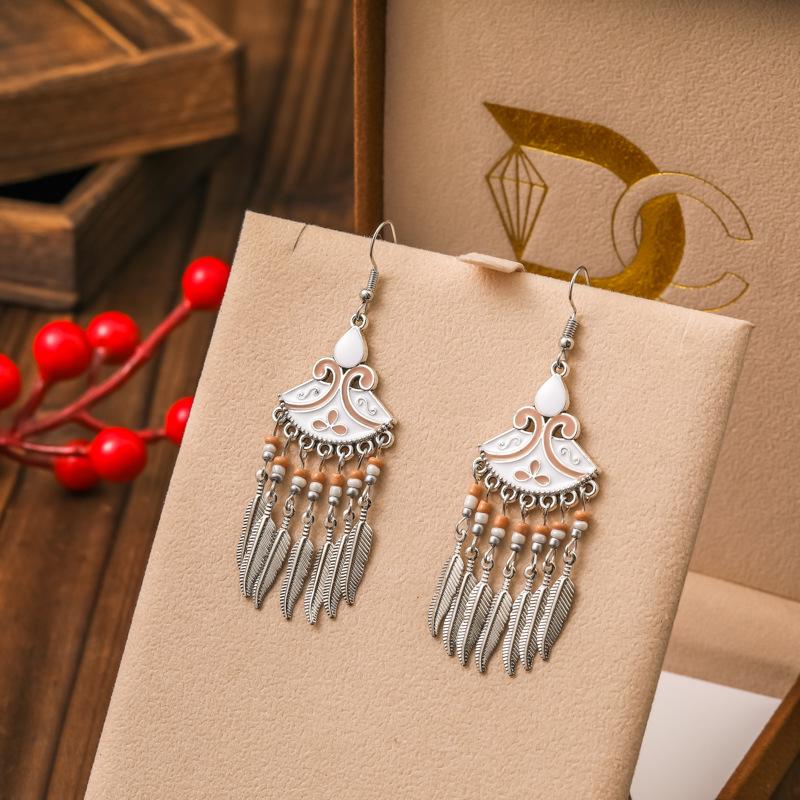 New Ethnic Enamel Fan Shaped Rice Bead Earrings for Women Creative Elegant Silver Color Metal Leaf Tassel Earring Party Jewelry білий
New Ethnic Enamel Fan Shaped Rice Bead Earrings for Women Creative Elegant Silver Color Metal Leaf Tassel Earring Party Jewelry білий