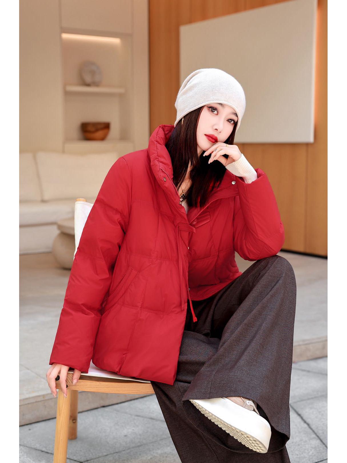 Стильная женская короткая пуховая куртка Весна 2025 - Маленький размер, Верхняя одежда из теплого белого утиного пуха M (Under 125 jin)
Стильная женская короткая пуховая куртка Весна 2025 - Маленький размер, Верхняя одежда из теплого белого утиного пуха M (Under 125 jin)