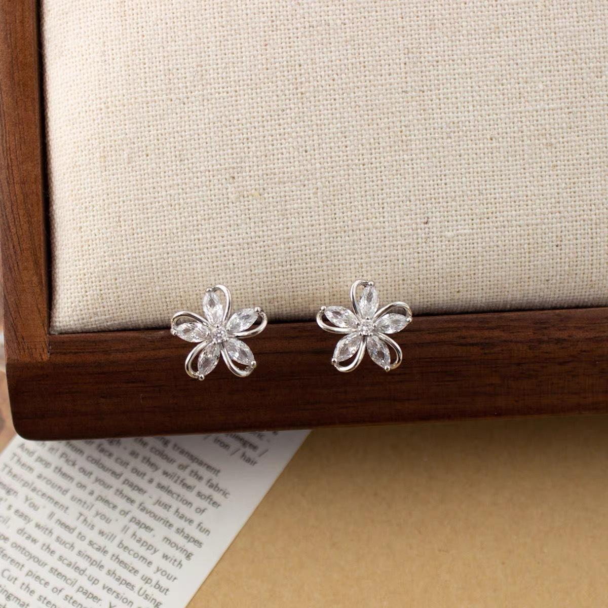 Small And Delicate Flower Earrings, Light Luxury, Elegant And Gentle Style, Versatile Fairy Earrings For Daily Commuting 1 Pcs срібний
Small And Delicate Flower Earrings, Light Luxury, Elegant And Gentle Style, Versatile Fairy Earrings For Daily Commuting 1 Pcs срібний