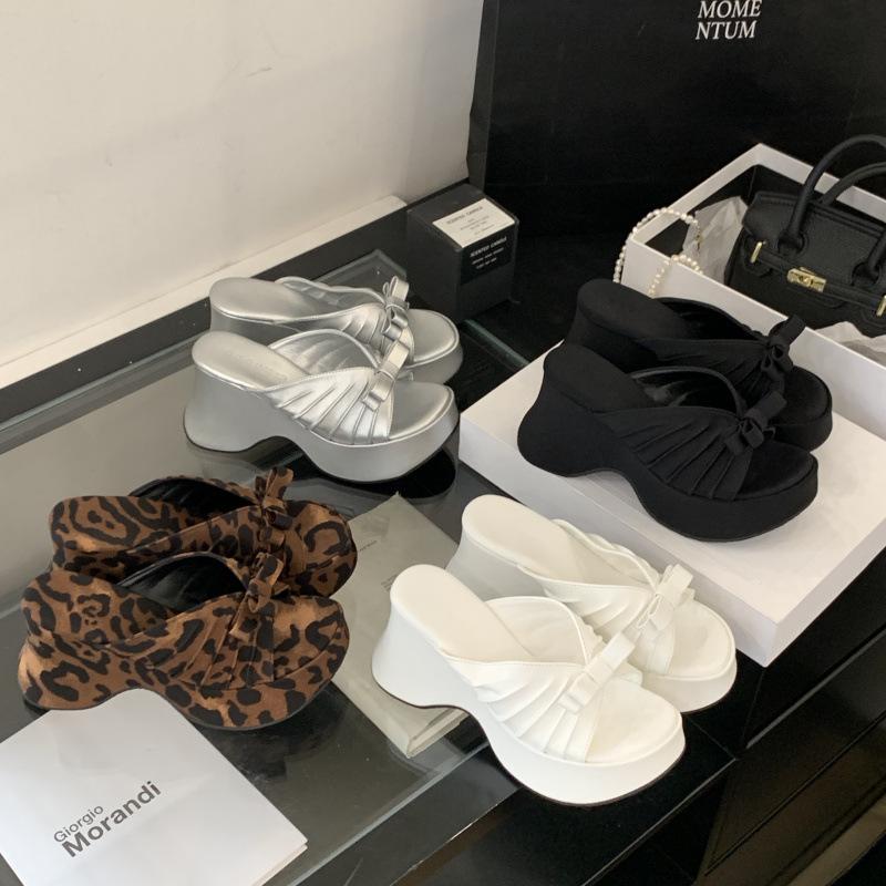 Platform slippers women s summer wear with skirts Internet celebrities beautiful black wedge 2025 new high-heeled cool slippers 39 цветной печати леопарда
Platform slippers women s summer wear with skirts Internet celebrities beautiful black wedge 2025 new high-heeled cool slippers 39 цветной печати леопарда