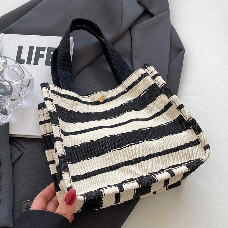 Large capacity canvas bag women s 2025 new model out fashion shoulder tote bag female college students class small satchel
Large capacity canvas bag women s 2025 new model out fashion shoulder tote bag female college students class small satchel