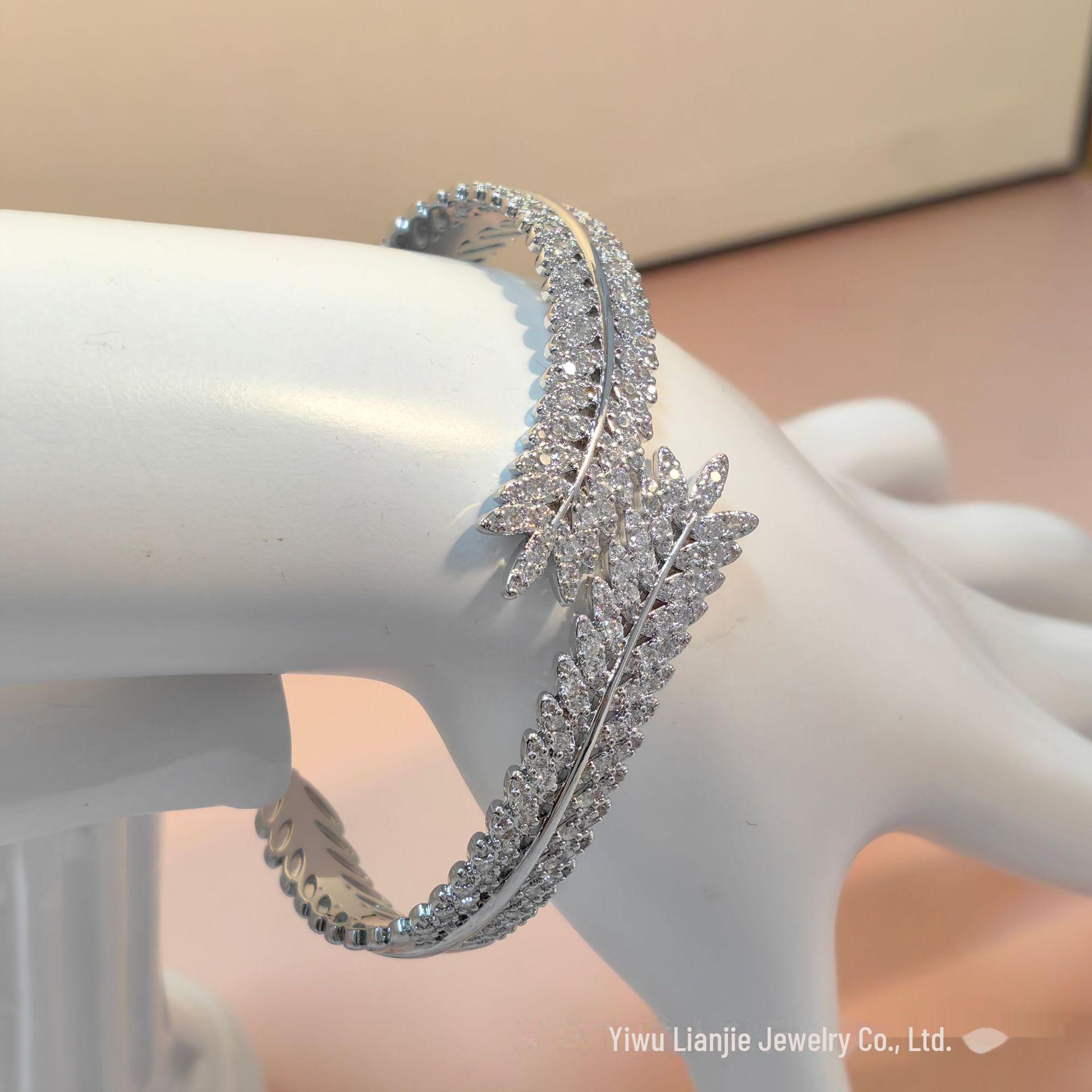 Stylish Europen and American Zircon Bracelets with Real Gold-Plated Finish
Stylish Europen and American Zircon Bracelets with Real Gold-Plated Finish