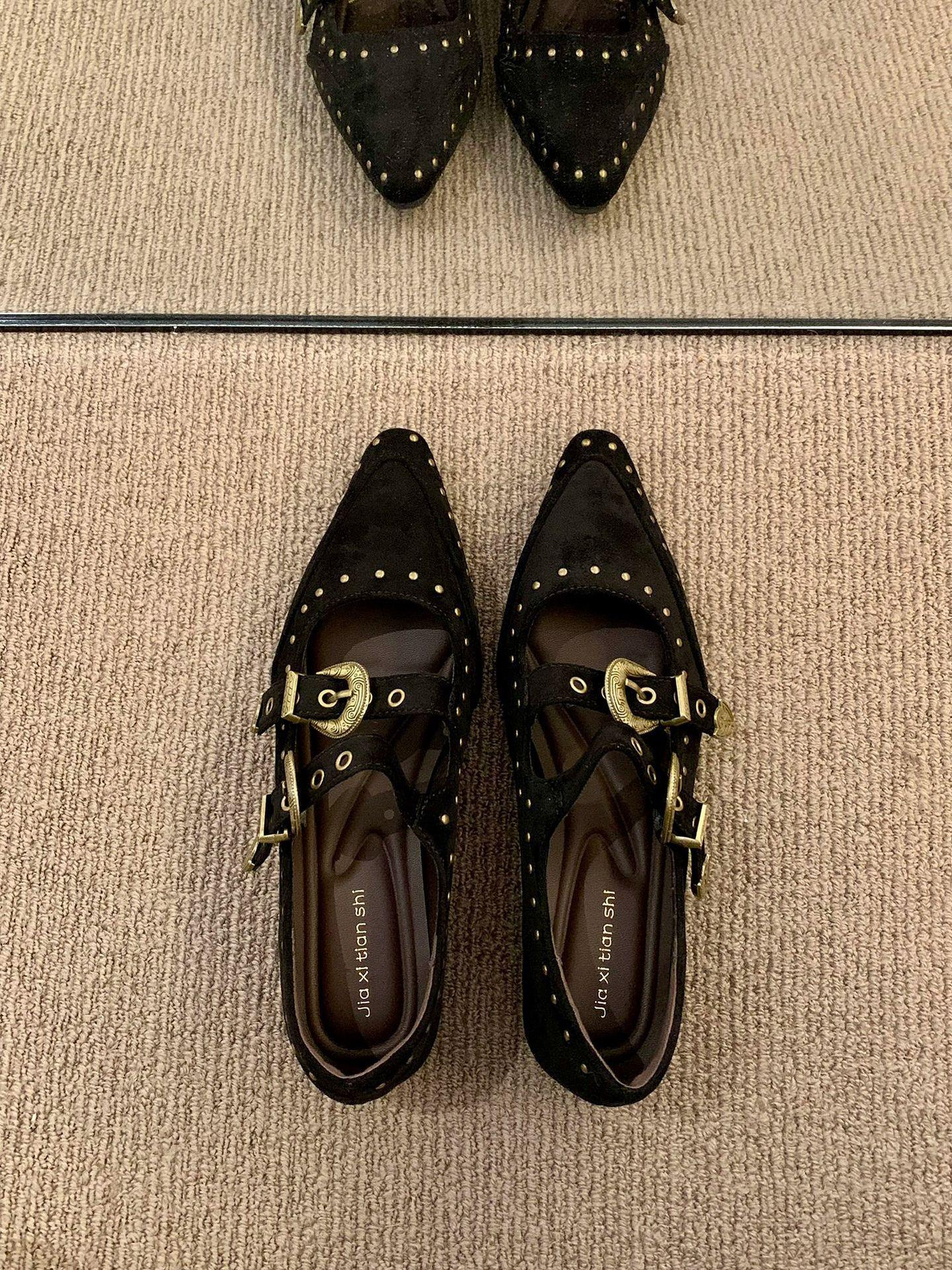 European and American retro pointed flat bottom inner height increase soft leather Mary Jane shoes women s brown rivets one word with shallow mouth 35 чёрный
European and American retro pointed flat bottom inner height increase soft leather Mary Jane shoes women s brown rivets one word with shallow mouth 35 чёрный