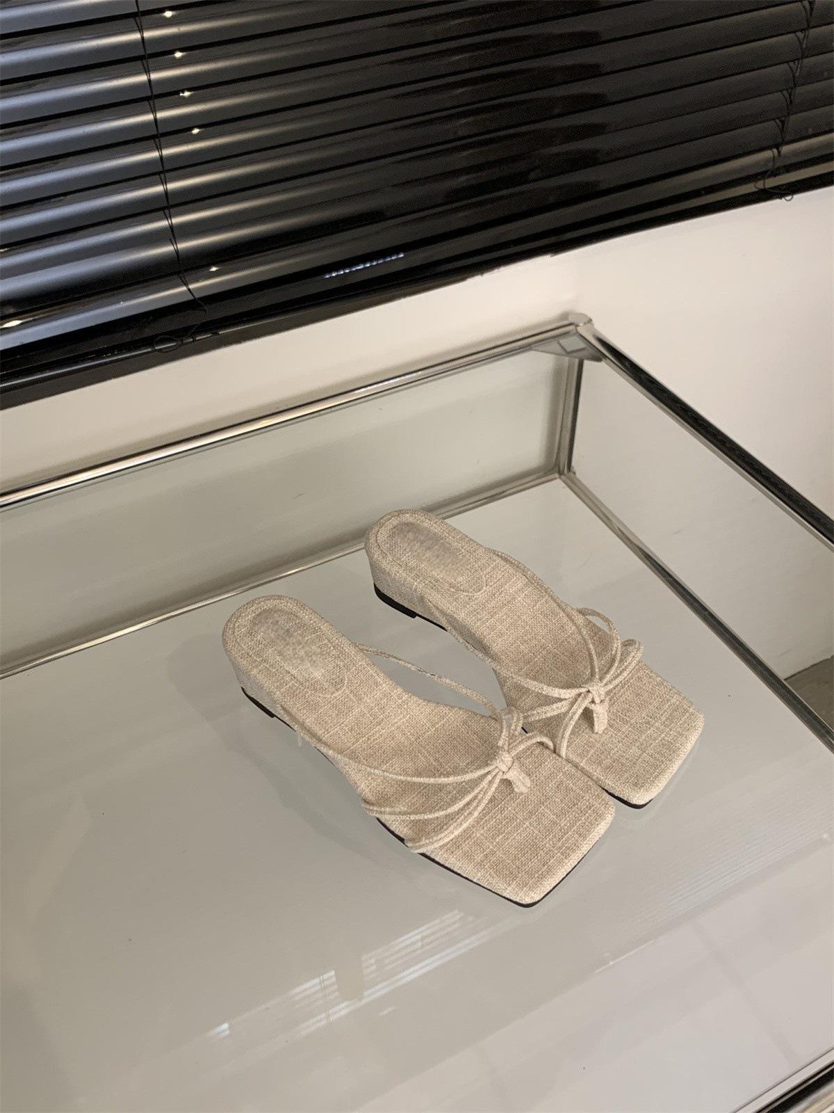 Platform slippers women s summer wear new women s wedge heel sandals French temperament fairy style square head Roman sandals 35
Platform slippers women s summer wear new women s wedge heel sandals French temperament fairy style square head Roman sandals 35