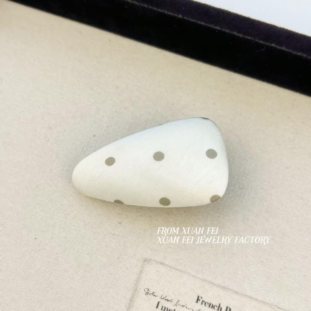Satin Polka Dot Duckbill Hair Clip - Cute Water Drop Side Bangs Accessory for Women
Satin Polka Dot Duckbill Hair Clip - Cute Water Drop Side Bangs Accessory for Women