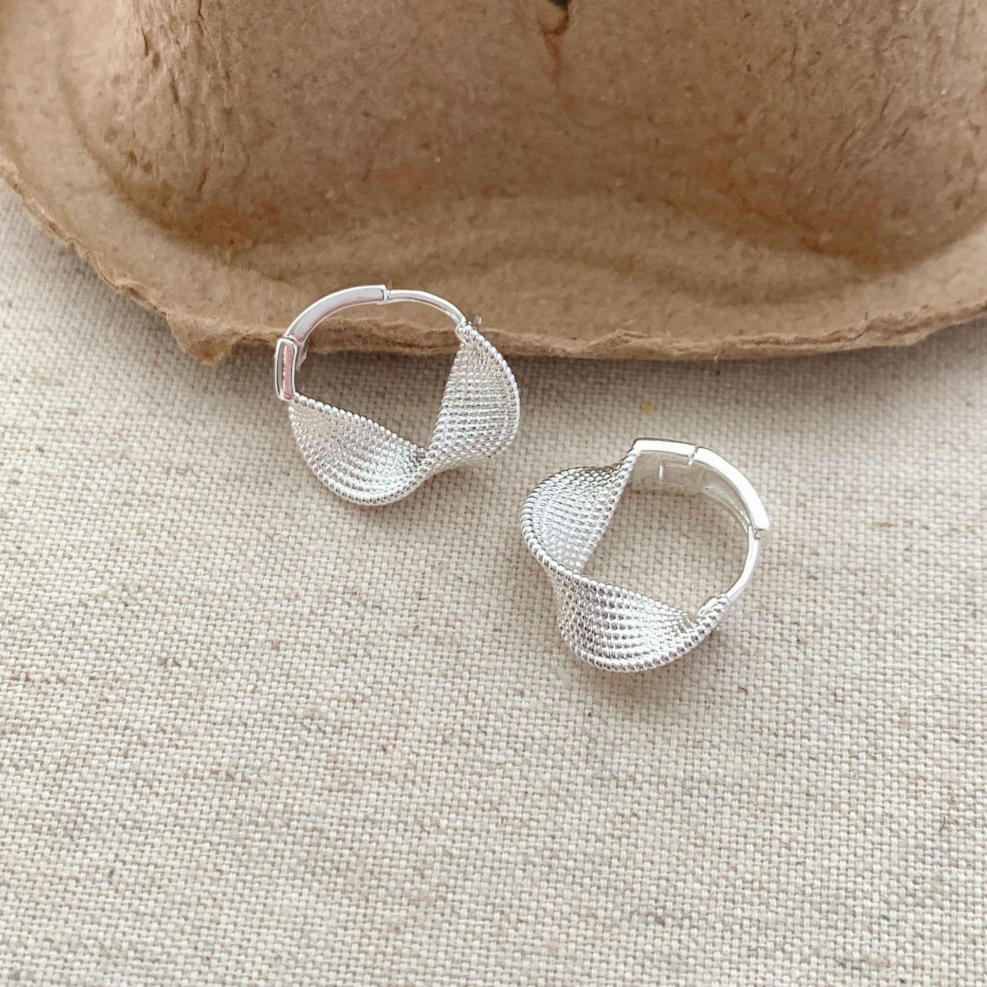 Simple niche geometric circle twist texture earrings ear buckles women s ins versatile retro earrings
Simple niche geometric circle twist texture earrings ear buckles women s ins versatile retro earrings