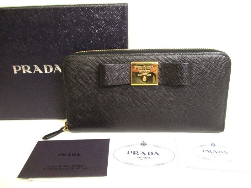 Автентичний довгий гаманець PRADA Gold Saffiano Black Ribbon Motiv Round Zip #9884 Refurbished
Автентичний довгий гаманець PRADA Gold Saffiano Black Ribbon Motiv Round Zip #9884 Refurbished