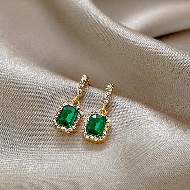 Retro Geometric Emerald Stud Earrings for Women - Trendy, Versatile, Full Diamond, Cold Style Jewelry золотой
Retro Geometric Emerald Stud Earrings for Women - Trendy, Versatile, Full Diamond, Cold Style Jewelry золотой