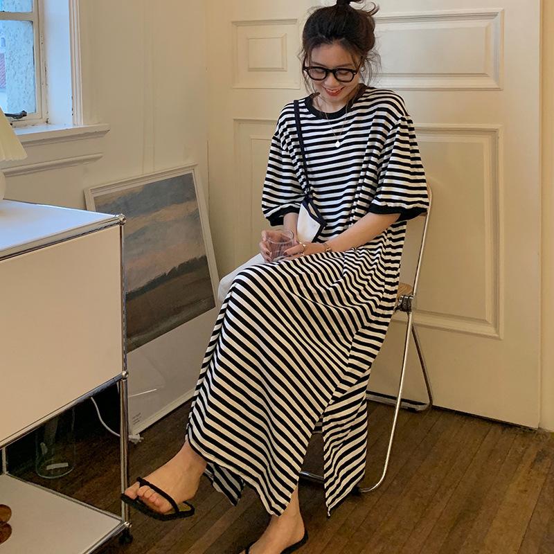 Тщательно подобранное женское полосатое платье-футболка большого размера - Стройнящее, стильное и удобное One Size
Тщательно подобранное женское полосатое платье-футболка большого размера - Стройнящее, стильное и удобное One Size