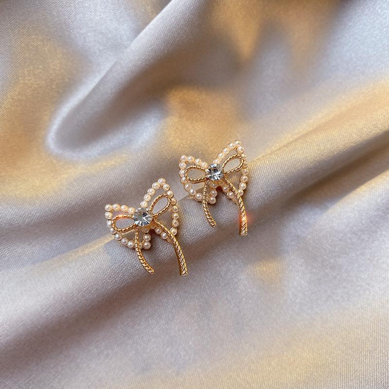 Модные серьги-гвоздики с искусственным жемчугом и кристаллами для женщин, корейские милые свадебные украшения Brincos для девочек, букле д орей
Модные серьги-гвоздики с искусственным жемчугом и кристаллами для женщин, корейские милые свадебные украшения Brincos для девочек, букле д орей