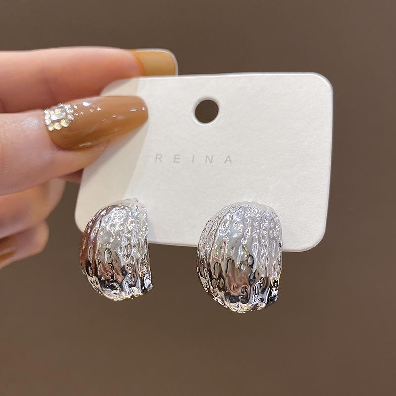 Silver needle C-shaped pleated metal stud earrings women s retro Hong Kong style earrings new personalized earrings
Silver needle C-shaped pleated metal stud earrings women s retro Hong Kong style earrings new personalized earrings