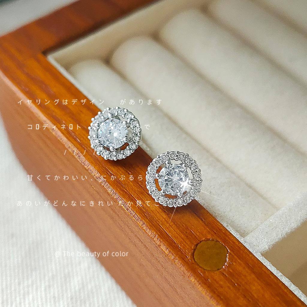 Mini version~ Micro-inlaid zircon needle round geometric fresh small stud earrings ins small and cute earrings.
Mini version~ Micro-inlaid zircon needle round geometric fresh small stud earrings ins small and cute earrings.