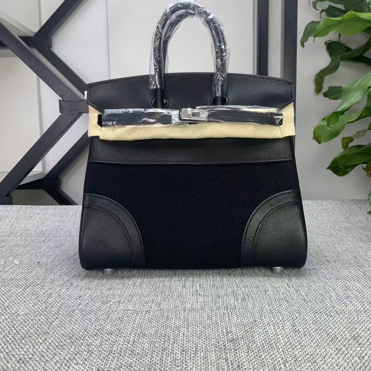 New first layer cowhide swift leather felt platinum bag 25cm go team genuine leather handheld women s bag. 25*20*13 (cm)
New first layer cowhide swift leather felt platinum bag 25cm go team genuine leather handheld women s bag. 25*20*13 (cm)