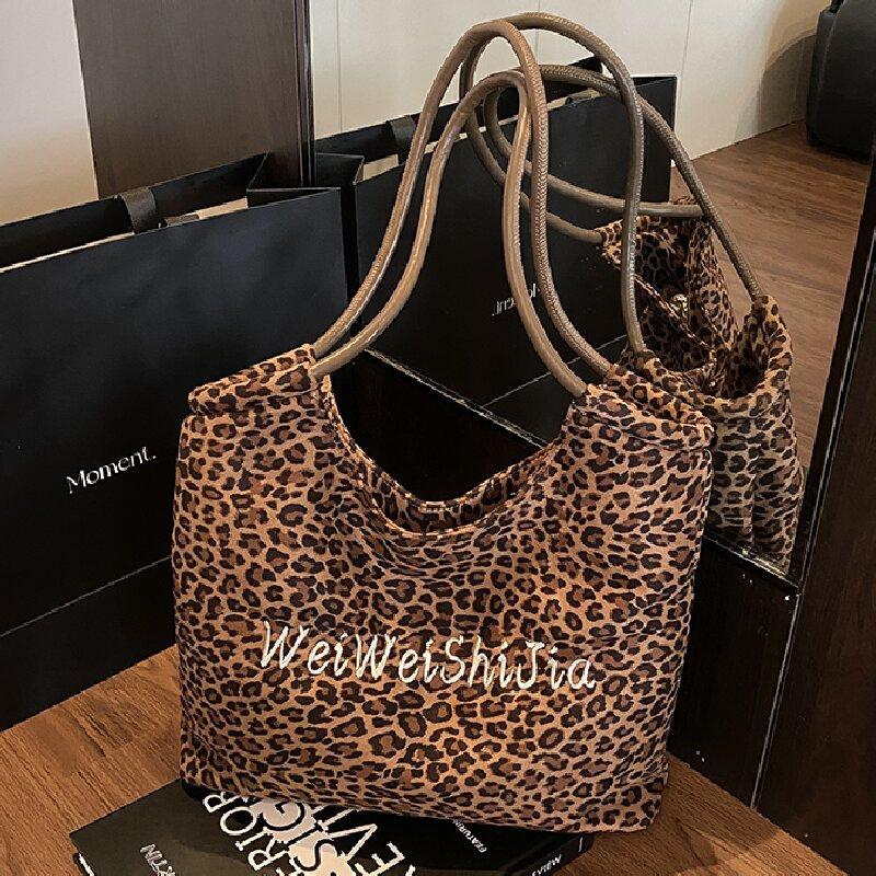 Leopard print large bag women s new autumn and winter fashion lightweight shoulder bag large capacity commuting коричневый
Leopard print large bag women s new autumn and winter fashion lightweight shoulder bag large capacity commuting коричневый