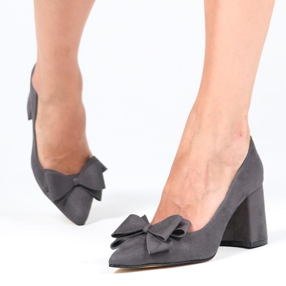 Модные женские серые туфли с бантом
Модные женские серые туфли с бантом