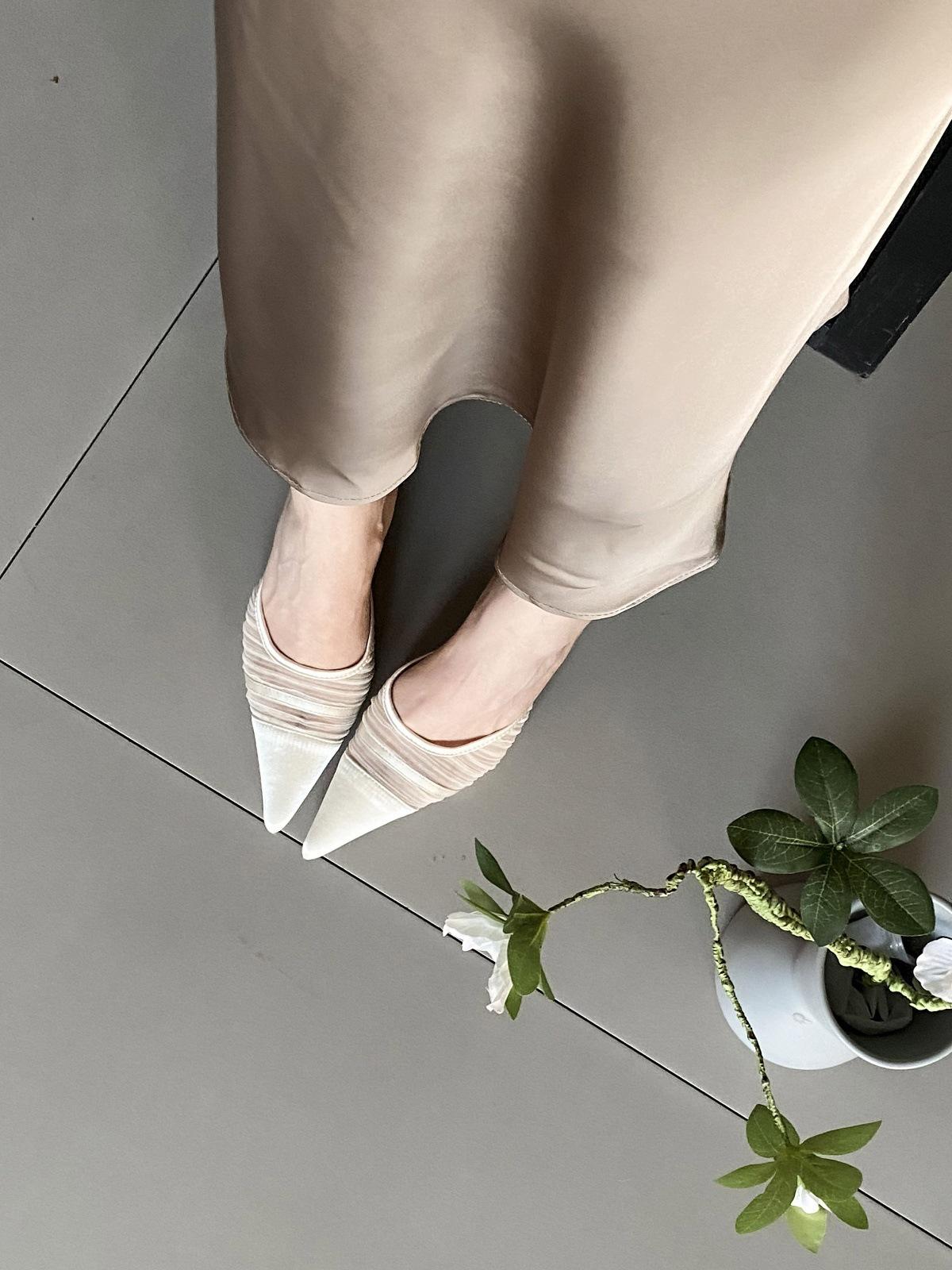 Милий темперамент гострий сітчастий мішок голова напів волочіння жінки 2025 весна та осінь нові красиві атласні босоніжки шпилька високі підбори 40 білий
Милий темперамент гострий сітчастий мішок голова напів волочіння жінки 2025 весна та осінь нові красиві атласні босоніжки шпилька високі підбори 40 білий