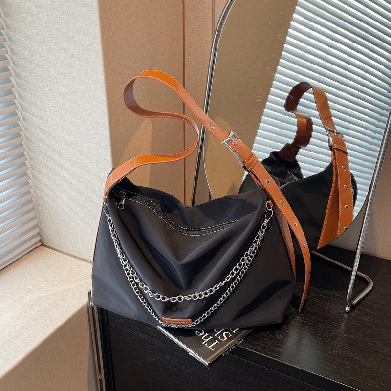 Женская сумка большой вместимости новая повседневная нишевая на плечо мессенджер премиальная цепочка сумка-тоут для поездок на работу чёрный
Женская сумка большой вместимости новая повседневная нишевая на плечо мессенджер премиальная цепочка сумка-тоут для поездок на работу чёрный