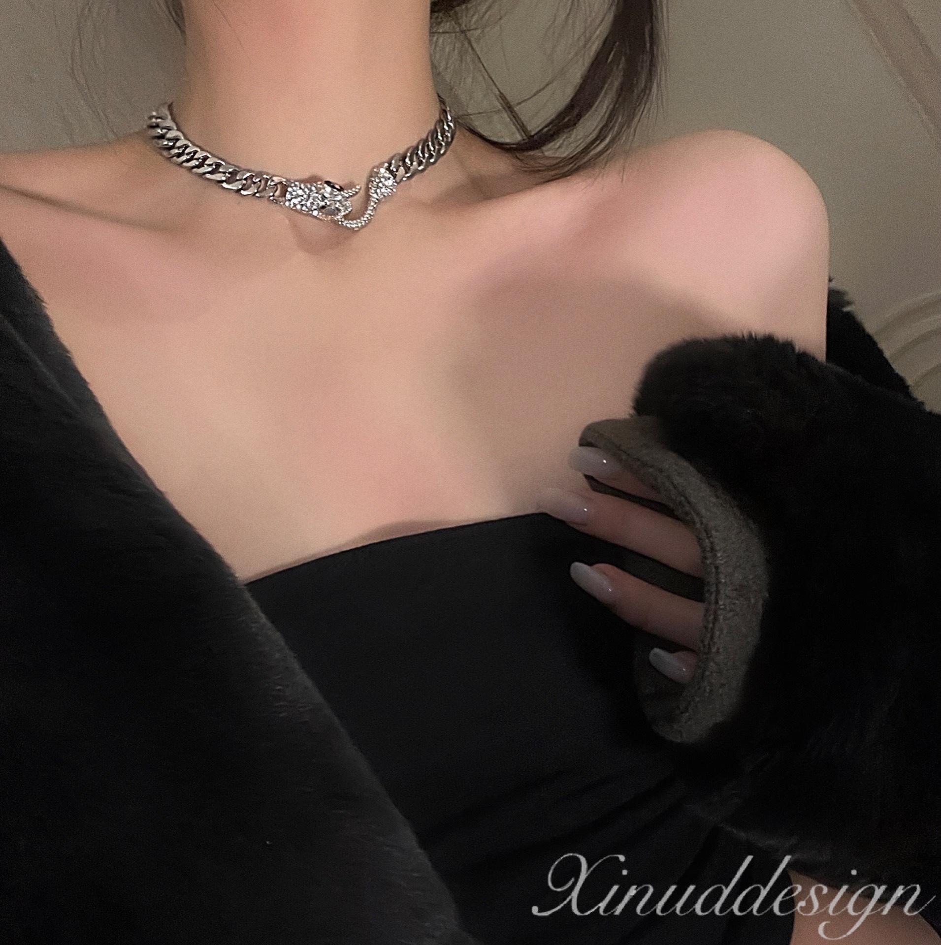 European and American simple design hip-hop flash diamond thick chain with diamonds cool necklace retro cold style fashion trendy collarbone chain
European and American simple design hip-hop flash diamond thick chain with diamonds cool necklace retro cold style fashion trendy collarbone chain