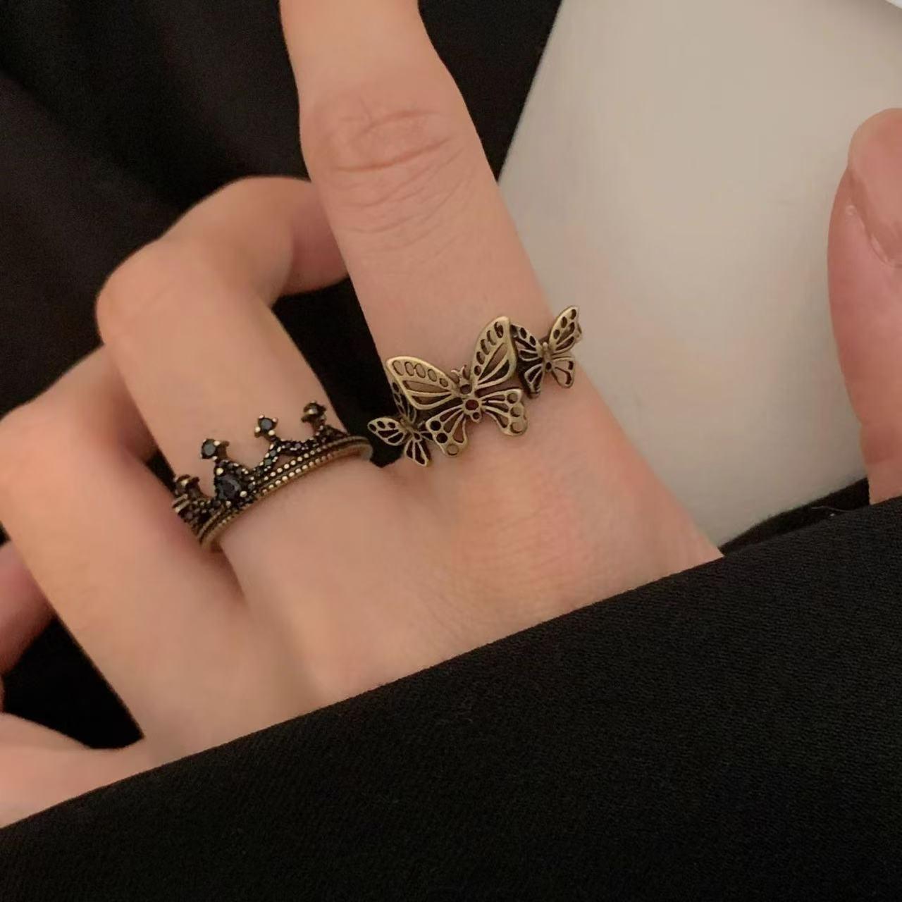 Women s Retro Crown Distressed Butterfly Ring Set - Stackable, Versatile, Sweet & Cool Design
Women s Retro Crown Distressed Butterfly Ring Set - Stackable, Versatile, Sweet & Cool Design