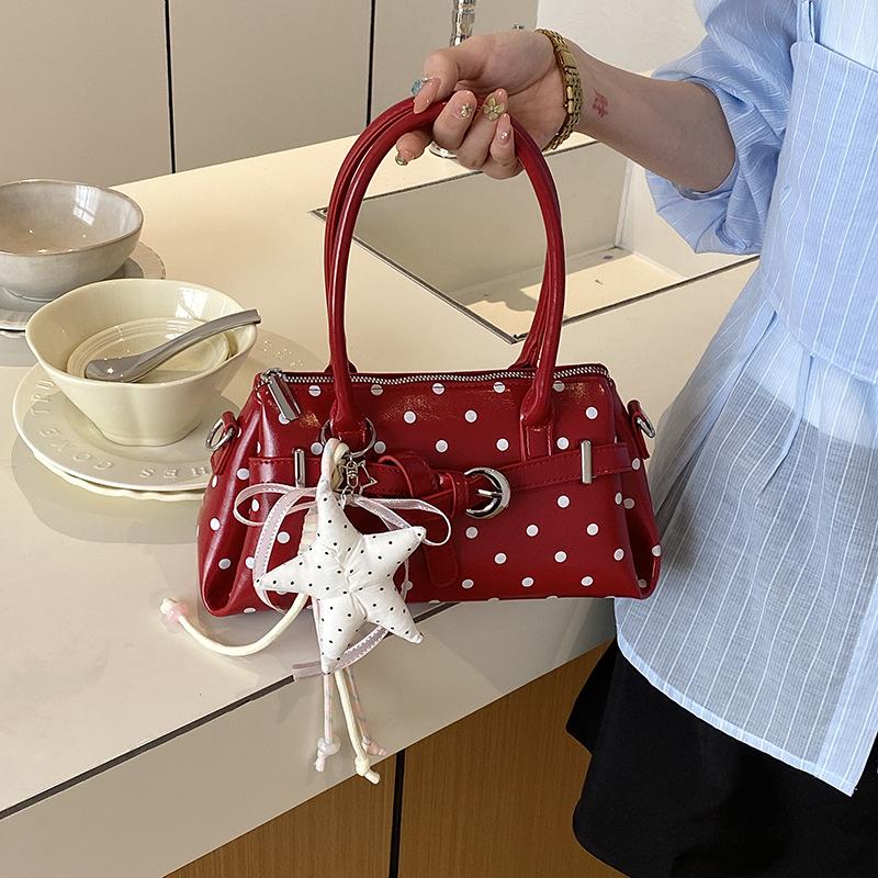 Summer Handbag - Large Capacity Pillow Bag - Fashionable Single Shoulder Crossbody Bag With pendant червоний
Summer Handbag - Large Capacity Pillow Bag - Fashionable Single Shoulder Crossbody Bag With pendant червоний