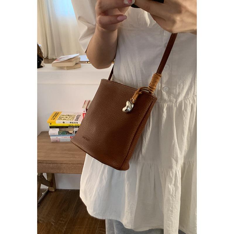 Fashion red bag women s shoulder bag 2025 new simple lychee pattern bucket bag versatile messenger bag коричневый
Fashion red bag women s shoulder bag 2025 new simple lychee pattern bucket bag versatile messenger bag коричневый