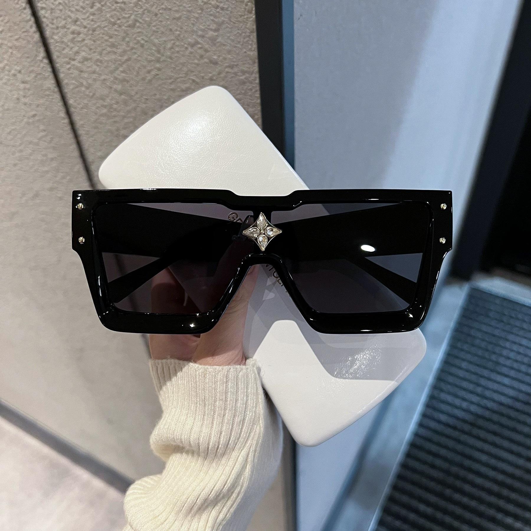 Квадратные модные мужские или женские солнцезащитные очки большого размера, хипстерские винтажные солнцезащитные очки в большой оправе с заклепками, дорожные солнцезащитные очки для вождения для мужчин чёрный
Квадратные модные мужские или женские солнцезащитные очки большого размера, хипстерские винтажные солнцезащитные очки в большой оправе с заклепками, дорожные солнцезащитные очки для вождения для мужчин чёрный