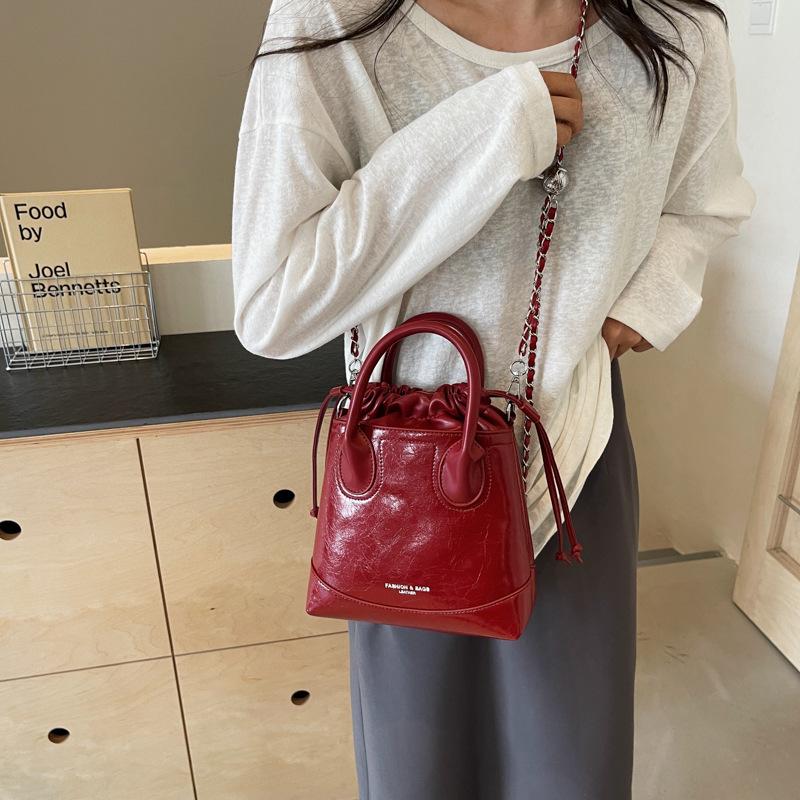 Wrinkled trend leather PU strap chain crossbody bags casual versatile wine red shoulder bag
Wrinkled trend leather PU strap chain crossbody bags casual versatile wine red shoulder bag