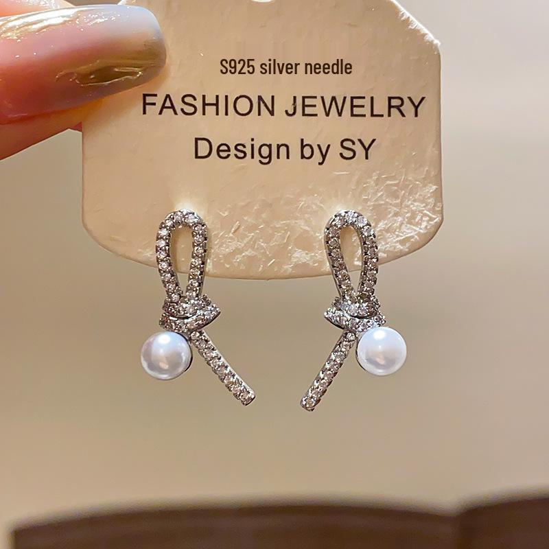 Silver Needle Diamond & Pearl Knotted Stud Earrings - Cold Style, Distinctive Design, Light Luxury, High-End Feel
Silver Needle Diamond & Pearl Knotted Stud Earrings - Cold Style, Distinctive Design, Light Luxury, High-End Feel