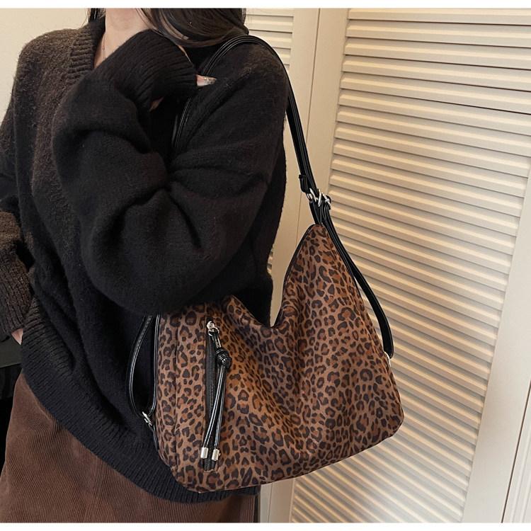 Korean Style Fashionable Retro Backpack Women s Large-capacity Leopard Print Tote Work Commuter Shoulder Bag Trendy 30x12x21 коричневий
Korean Style Fashionable Retro Backpack Women s Large-capacity Leopard Print Tote Work Commuter Shoulder Bag Trendy 30x12x21 коричневий
