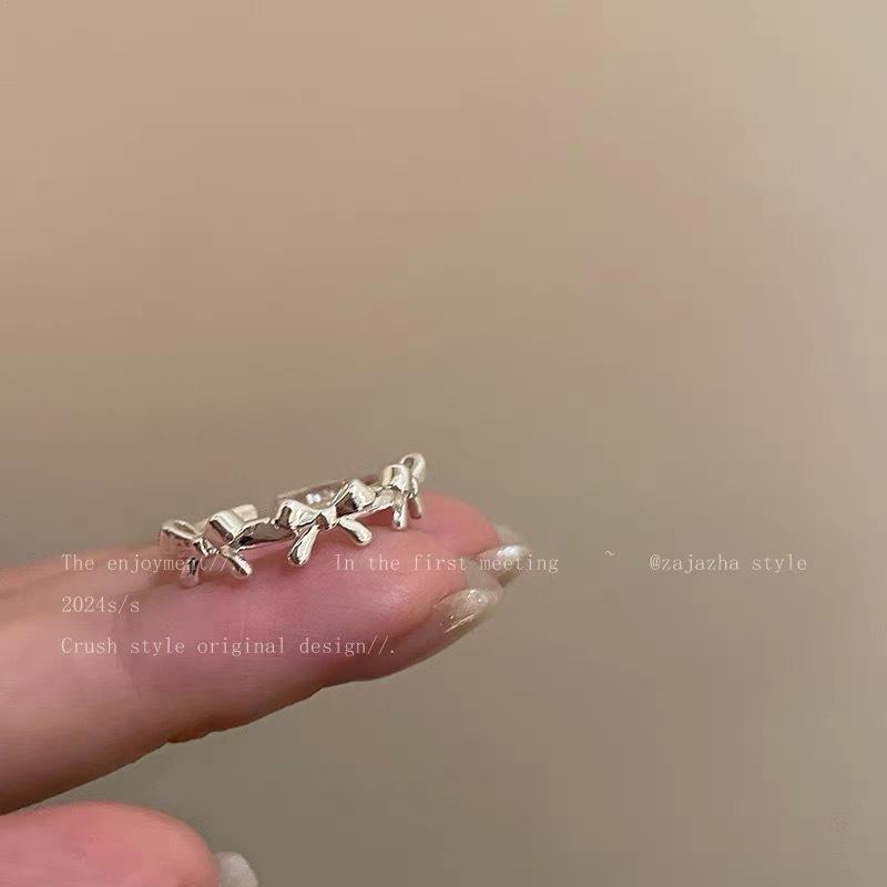 Belted Line Ring for Women, High-end Style, Index Finger Ring, Niche Design, Adjustable Ring Three bows
Belted Line Ring for Women, High-end Style, Index Finger Ring, Niche Design, Adjustable Ring Three bows