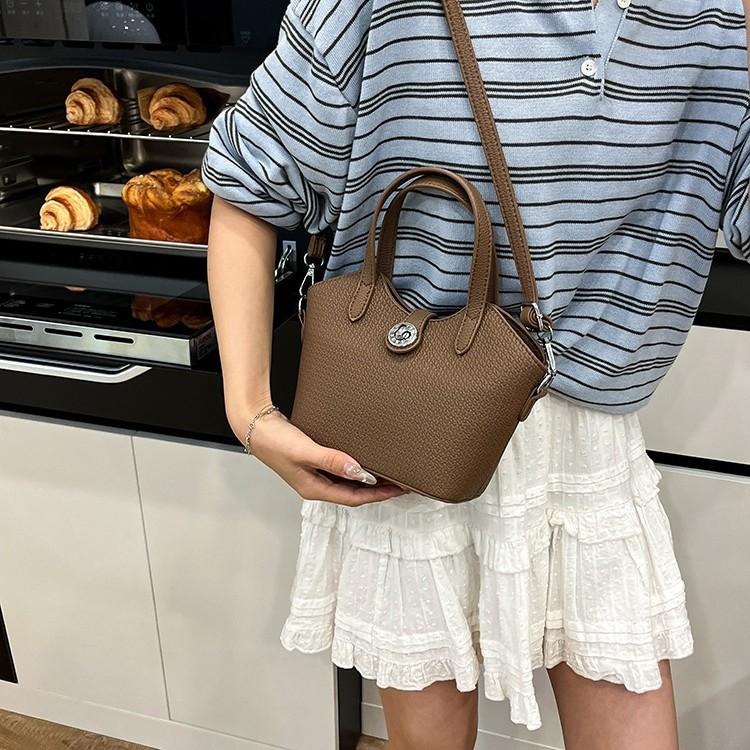 Retro bag women s large capacity 2025 new niche versatile messenger bag casual portable bucket bag чёрный
Retro bag women s large capacity 2025 new niche versatile messenger bag casual portable bucket bag чёрный