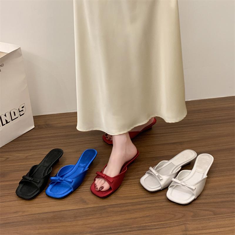 Silver slope heel small cool slippers shoes 2025 new summer fashion outer wear niche one-word slippers 35 синий
Silver slope heel small cool slippers shoes 2025 new summer fashion outer wear niche one-word slippers 35 синий
