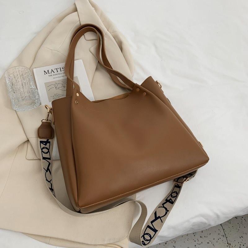 Trendy Large Capacity Soft Feminine Bucket Shoulder Bag For Everyday Fashion In Black Coffee Without Pendant
Trendy Large Capacity Soft Feminine Bucket Shoulder Bag For Everyday Fashion In Black Coffee Without Pendant