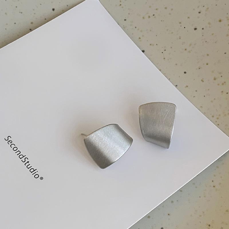 Ретро Минималистичные Серьги-пусеты из матового металла для женщин - Нишевый дизайн, Стиль для холодной погоды
Ретро Минималистичные Серьги-пусеты из матового металла для женщин - Нишевый дизайн, Стиль для холодной погоды