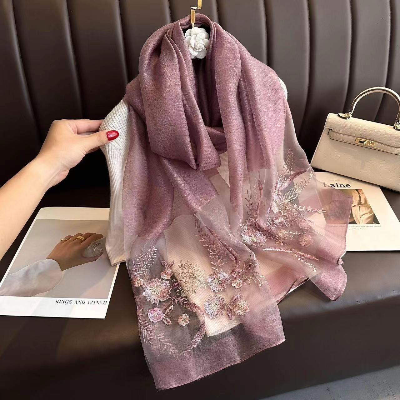 Модный шелково-шерстяной шарф женский зимний корейская версия универсальный вышитый платок высококачественная вышитая пряжа 75*190CM фиолетовый
Модный шелково-шерстяной шарф женский зимний корейская версия универсальный вышитый платок высококачественная вышитая пряжа 75*190CM фиолетовый