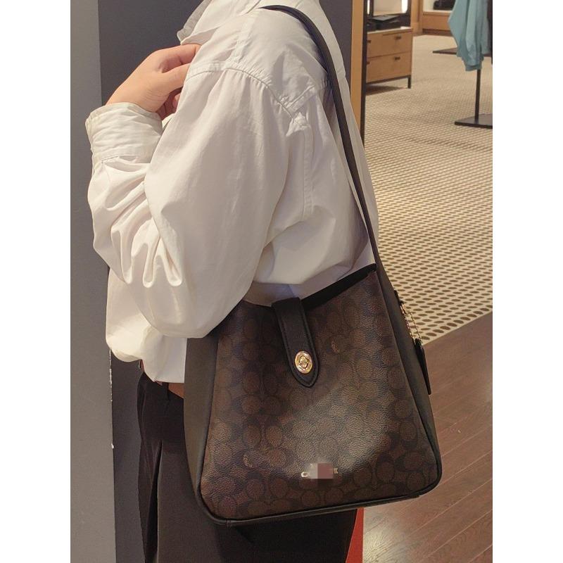 New commuter fashion versatile shoulder messenger bag versatile trend women s bag size: 25*8*22cm
New commuter fashion versatile shoulder messenger bag versatile trend women s bag size: 25*8*22cm