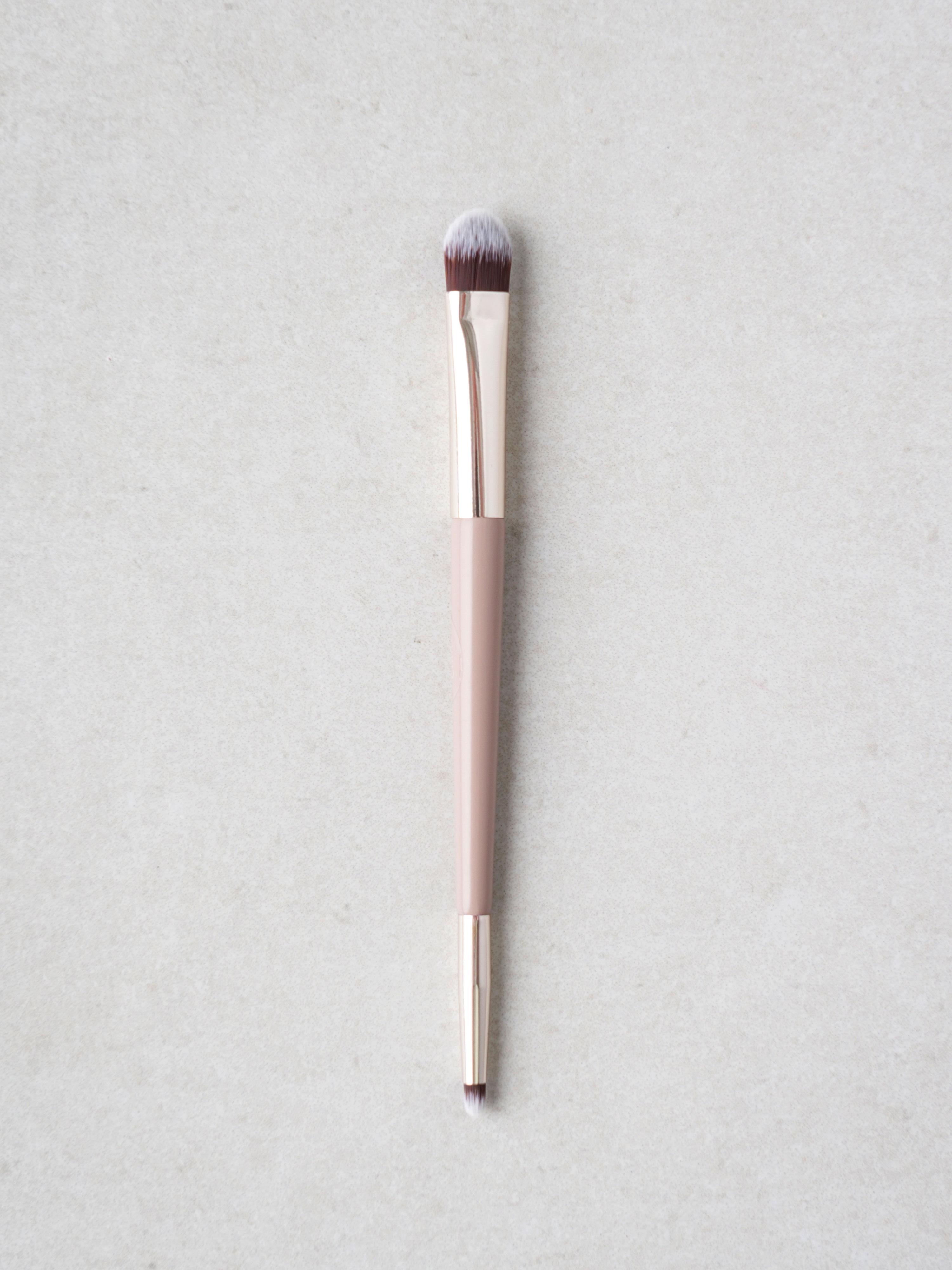 Dual-Ended Eyeshadow Brush 1ea
Dual-Ended Eyeshadow Brush 1ea