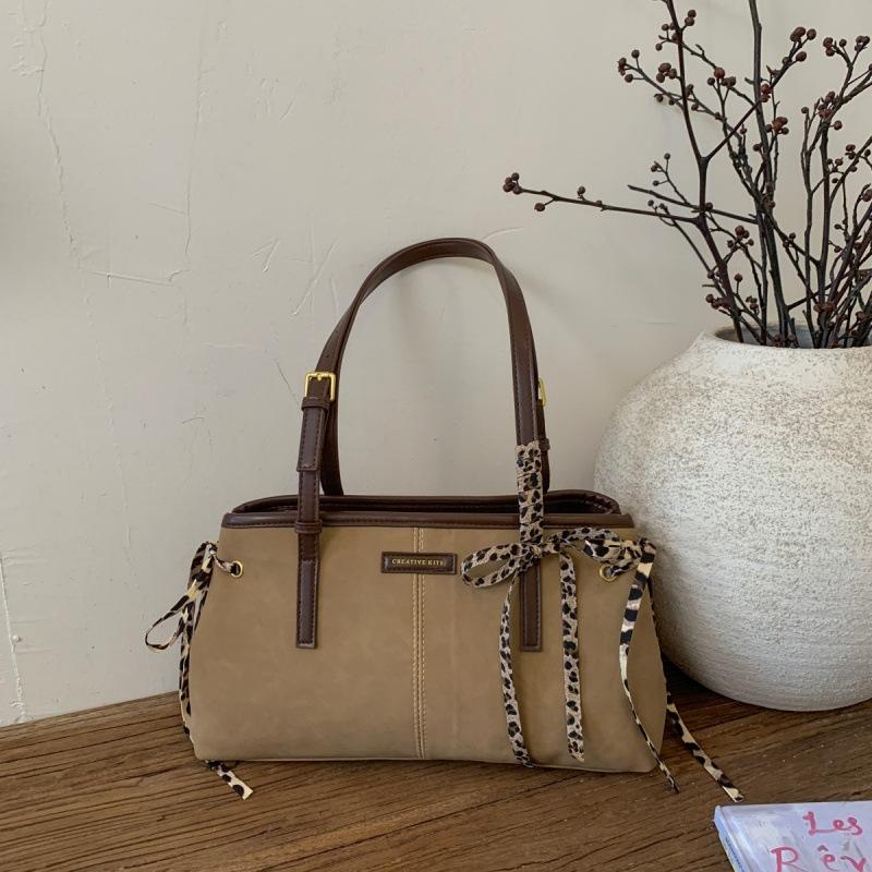 High-end niche retro underarm bag for women2026New Autumn and Winter Shoulder Bag Maillard Fashi Tote Bag Extra Large
High-end niche retro underarm bag for women2026New Autumn and Winter Shoulder Bag Maillard Fashi Tote Bag Extra Large