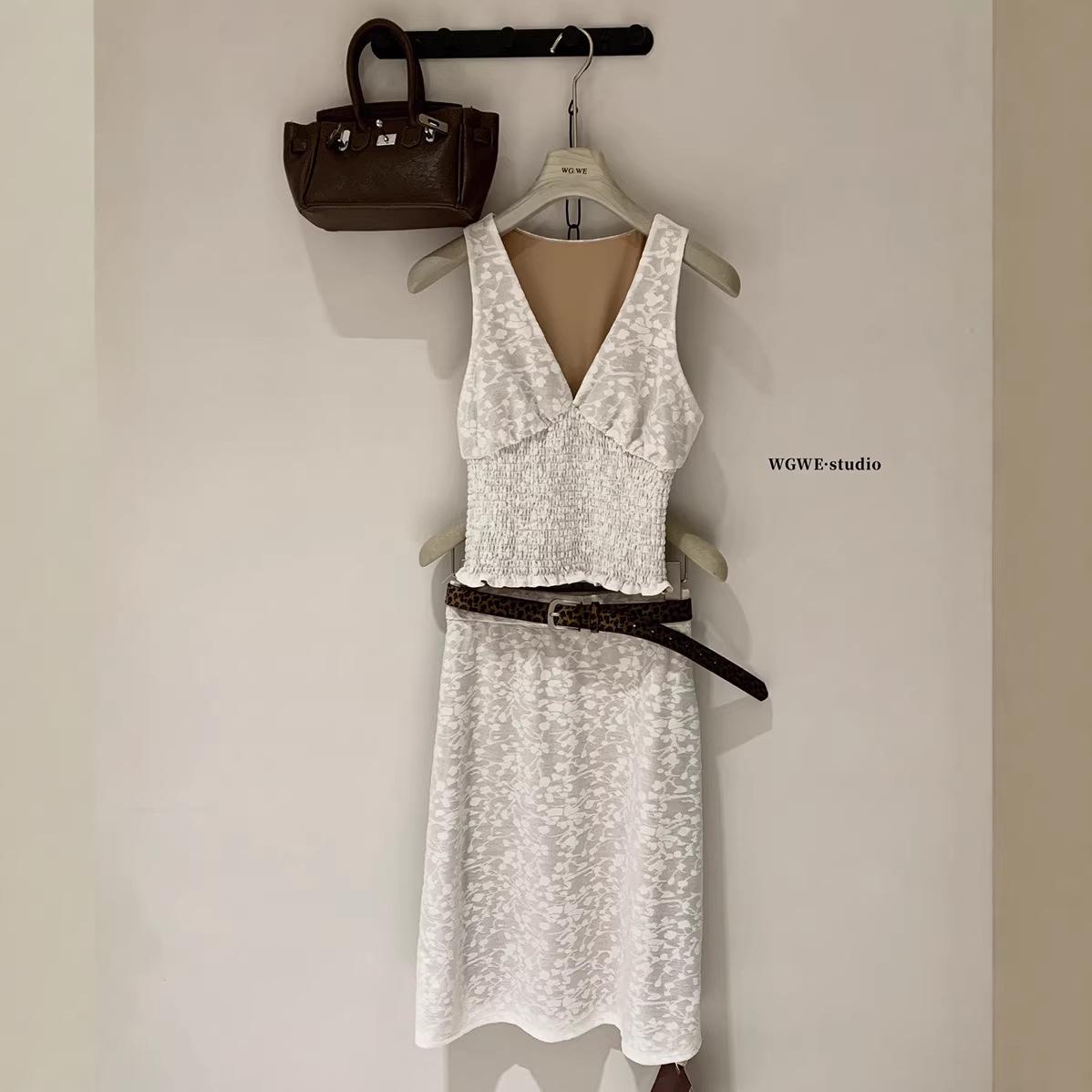 Retro Floral V-Neck Waist-Cinching Vest Top & Skirt Set S No Returns
Retro Floral V-Neck Waist-Cinching Vest Top & Skirt Set S No Returns
