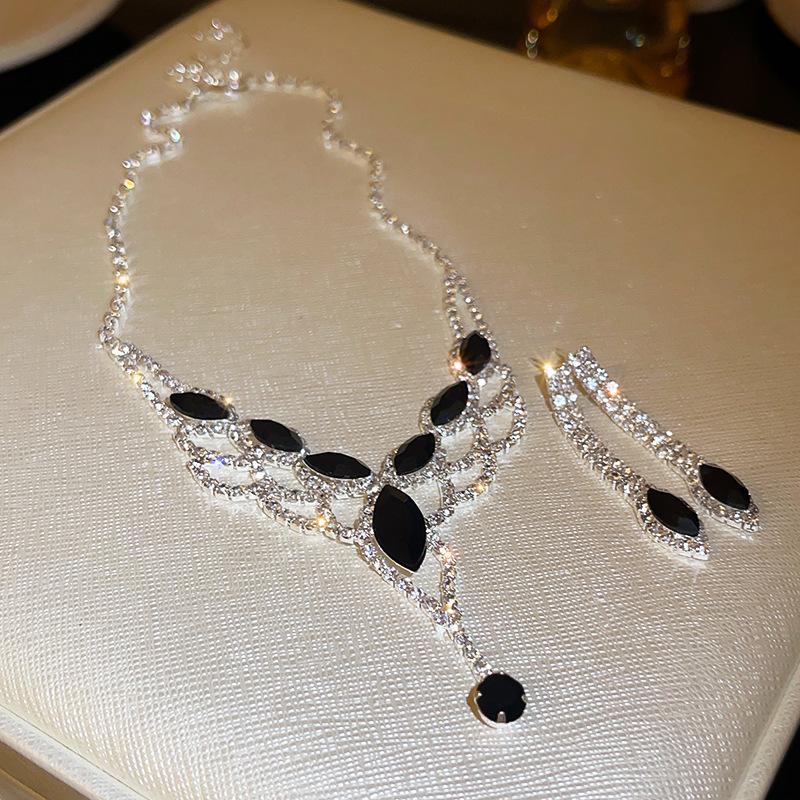 Diamond fringed dinner earrings necklace set light luxury high-end temperament collarbone chain niche versatile jewelry
Diamond fringed dinner earrings necklace set light luxury high-end temperament collarbone chain niche versatile jewelry