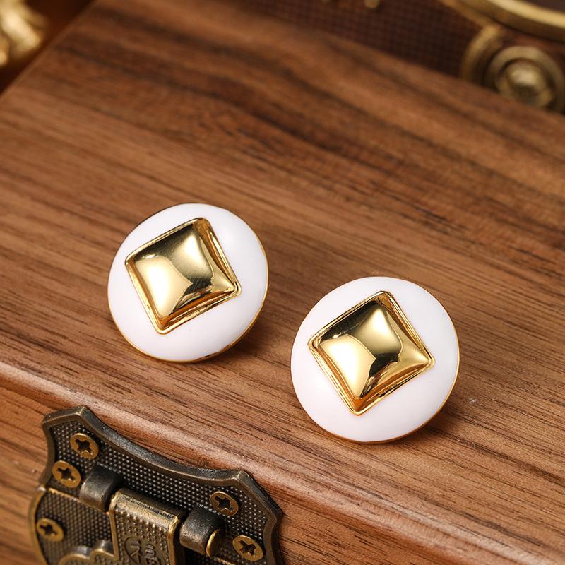 White Oil Dropping Round Retro Earrings With Personalized Temperament And Versatile Women s Fashion Earrings
White Oil Dropping Round Retro Earrings With Personalized Temperament And Versatile Women s Fashion Earrings