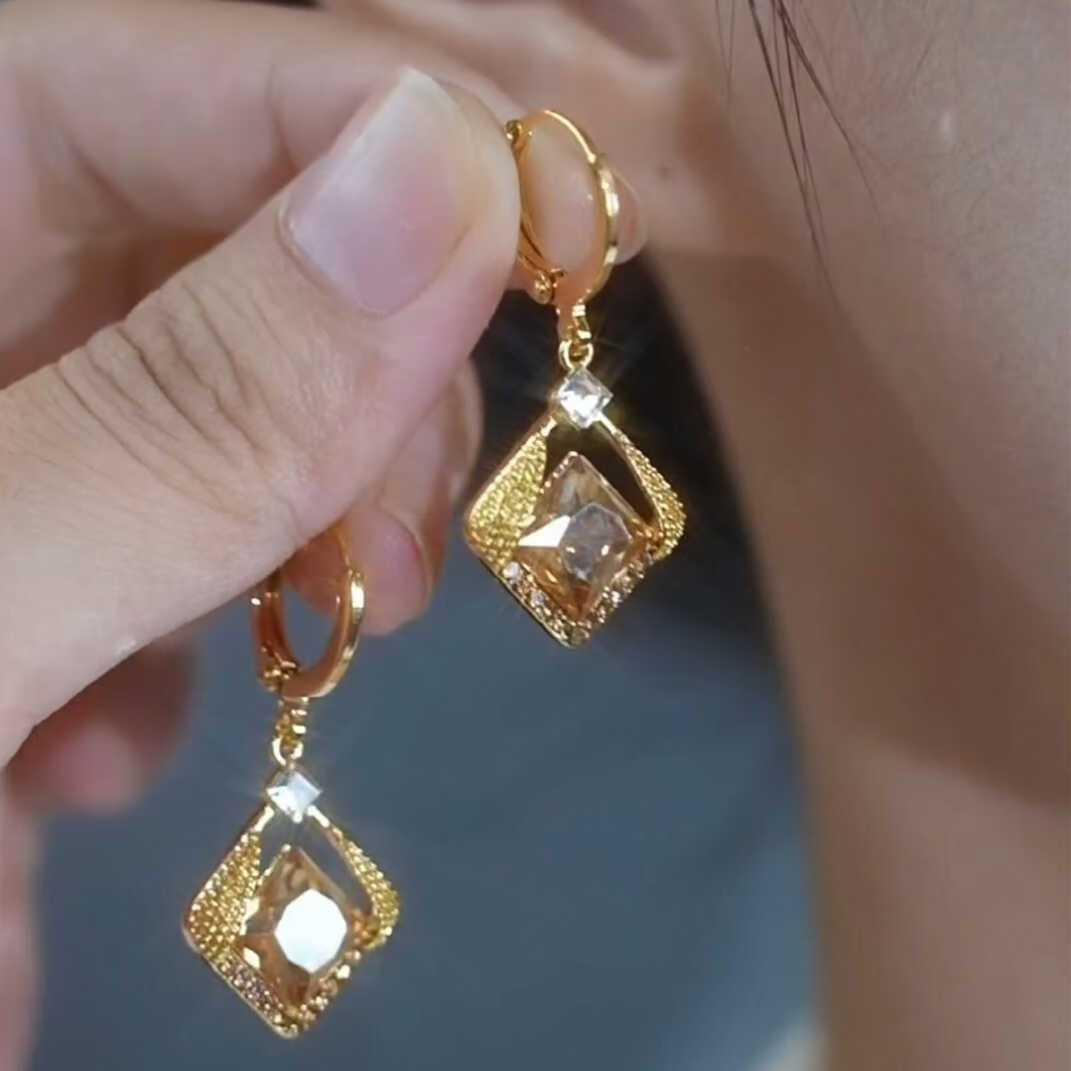 French super fairy purple rhombus crystal earrings for women, temperament ear buckles show face and thin earrings
French super fairy purple rhombus crystal earrings for women, temperament ear buckles show face and thin earrings