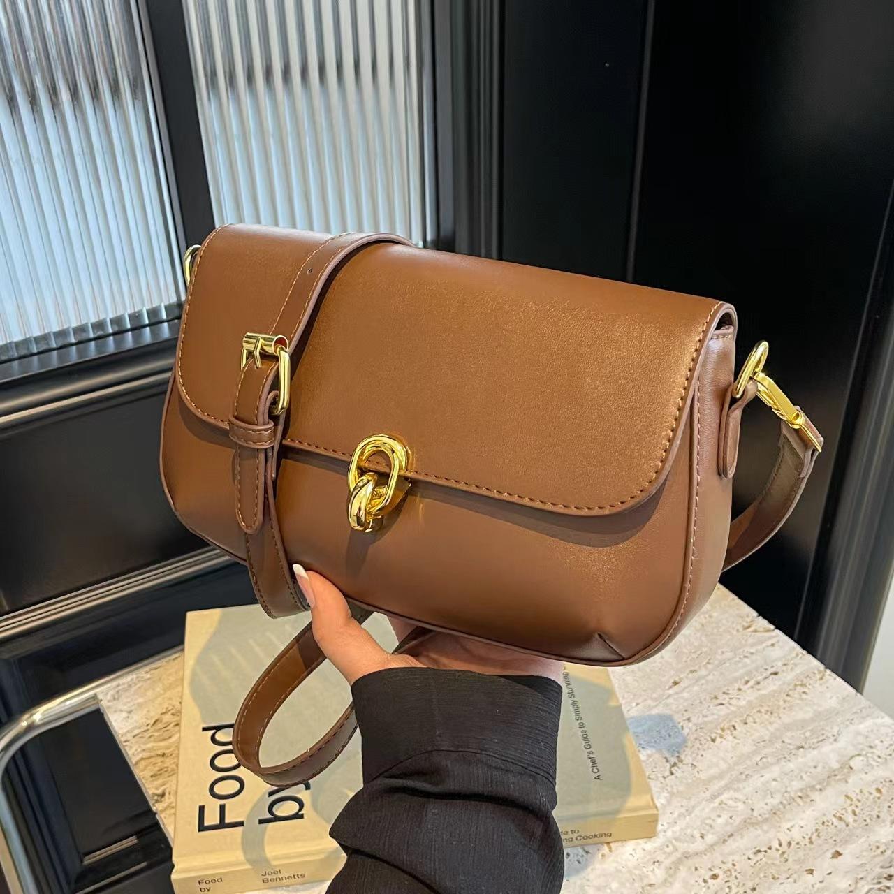 Подмышечная маленькая квадратная сумка женская премиум текстура PU замок простая ретро сумка через плечо темно-коричневого
Подмышечная маленькая квадратная сумка женская премиум текстура PU замок простая ретро сумка через плечо темно-коричневого