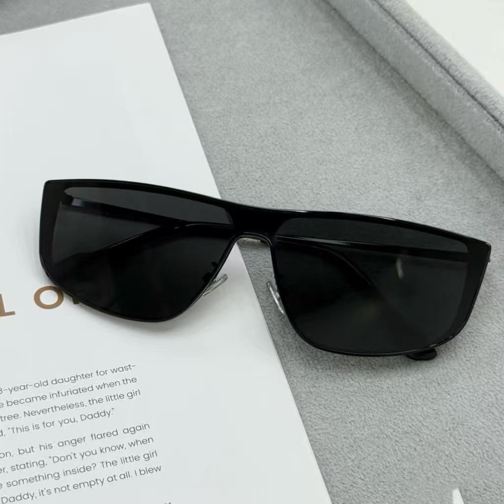 Fashionable Rimless Rectangle Sunglasses Women Luxurious Design Sun Eyeglasses Ladies Vintage Retro Gradient Glasses UV400 Shades Eyeglasses 1PC
Fashionable Rimless Rectangle Sunglasses Women Luxurious Design Sun Eyeglasses Ladies Vintage Retro Gradient Glasses UV400 Shades Eyeglasses 1PC