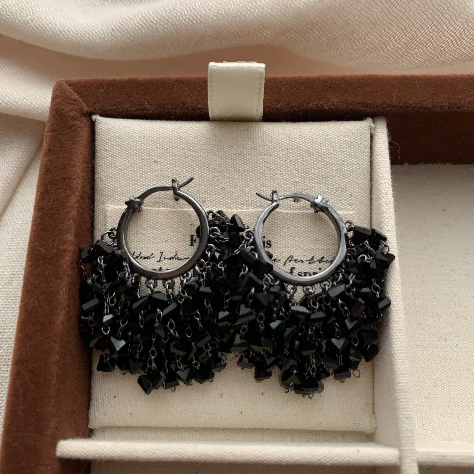 Metal rings, crystal tassels, cluster earrings, earrings, retro elegance, light luxury, exquisite commuting, versatile, women s fashion, high-end
Metal rings, crystal tassels, cluster earrings, earrings, retro elegance, light luxury, exquisite commuting, versatile, women s fashion, high-end