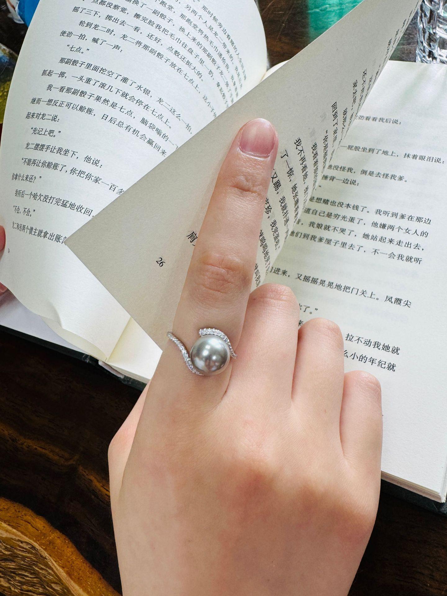 Кольцо с одним жемчугом Qiqi, слегка инкрустированное, нишевый дизайн, высококачественное корейское кольцо, небольшой свежий темперамент серый
Кольцо с одним жемчугом Qiqi, слегка инкрустированное, нишевый дизайн, высококачественное корейское кольцо, небольшой свежий темперамент серый