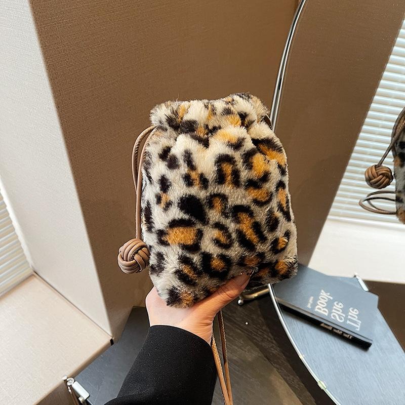 Осень и зима плюшевая леопардовая сумка для мобильного телефона женская новая милая сумка-мешок на шнурке через плечо сумка-ведро сумка-мессенджер серый
Осень и зима плюшевая леопардовая сумка для мобильного телефона женская новая милая сумка-мешок на шнурке через плечо сумка-ведро сумка-мессенджер серый