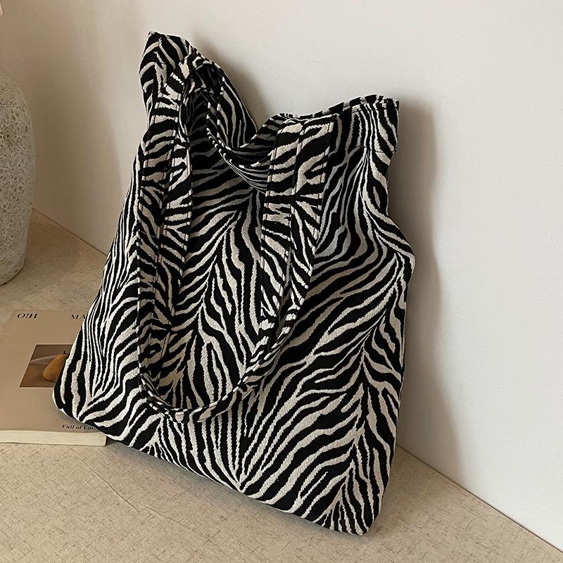 Большая вместительная сумка для поездок на работу с мягкой отделкой, осенне-зимняя ретро-сумка из холста для женщин, модная сумка на одно плечо с леопардовым принтом
Большая вместительная сумка для поездок на работу с мягкой отделкой, осенне-зимняя ретро-сумка из холста для женщин, модная сумка на одно плечо с леопардовым принтом