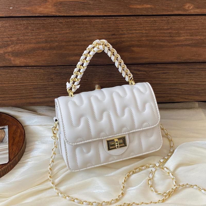 Новый нишевый дизайн вышивка нить замок клапан сумка универсальная портативная на плечо мессенджер женская сумка белый
Новый нишевый дизайн вышивка нить замок клапан сумка универсальная портативная на плечо мессенджер женская сумка белый